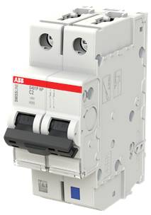 Disjoncteur bipolaire ABB/mini disjoncteur, blanc avec interrupteurs à bascule noirs et étiquette rouge, présenté sur un fond neutre.