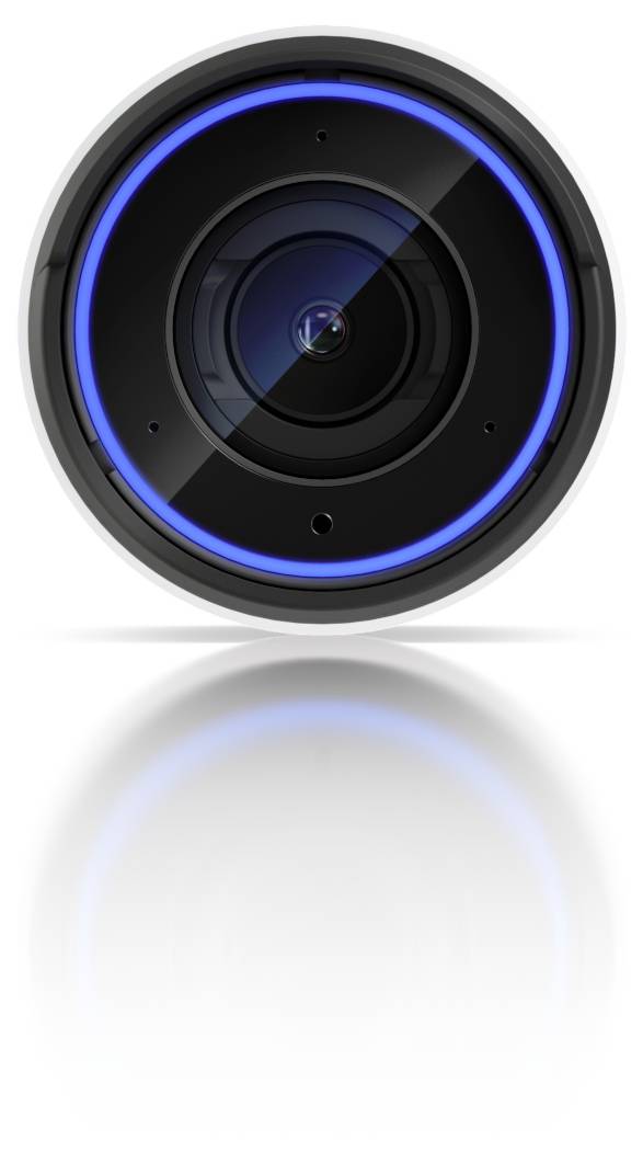 Gros plan d'un objectif de caméra noir avec un anneau bleu luminescent et un reflet sur un fond blanc.