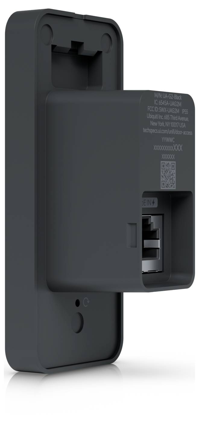 Appareil électrique noir fixé au mur avec une ouverture frontale et une fente de connecteur, probablement une unité de recharge ou une prise de courant.