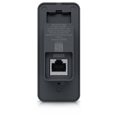Vue arrière d'un appareil réseau Ubiquiti noir, montrant une étiquette, un code QR et un port Ethernet PoE en bas.