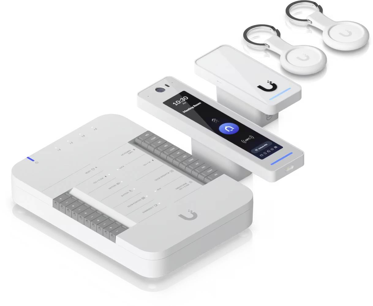 Rendu promotionnel d'une famille d'appareils intelligents blancs : un hub plus grand, un bracelet portable fin avec écran, un petit module, et deux porte-clés avec anneaux sur un fond blanc épuré.