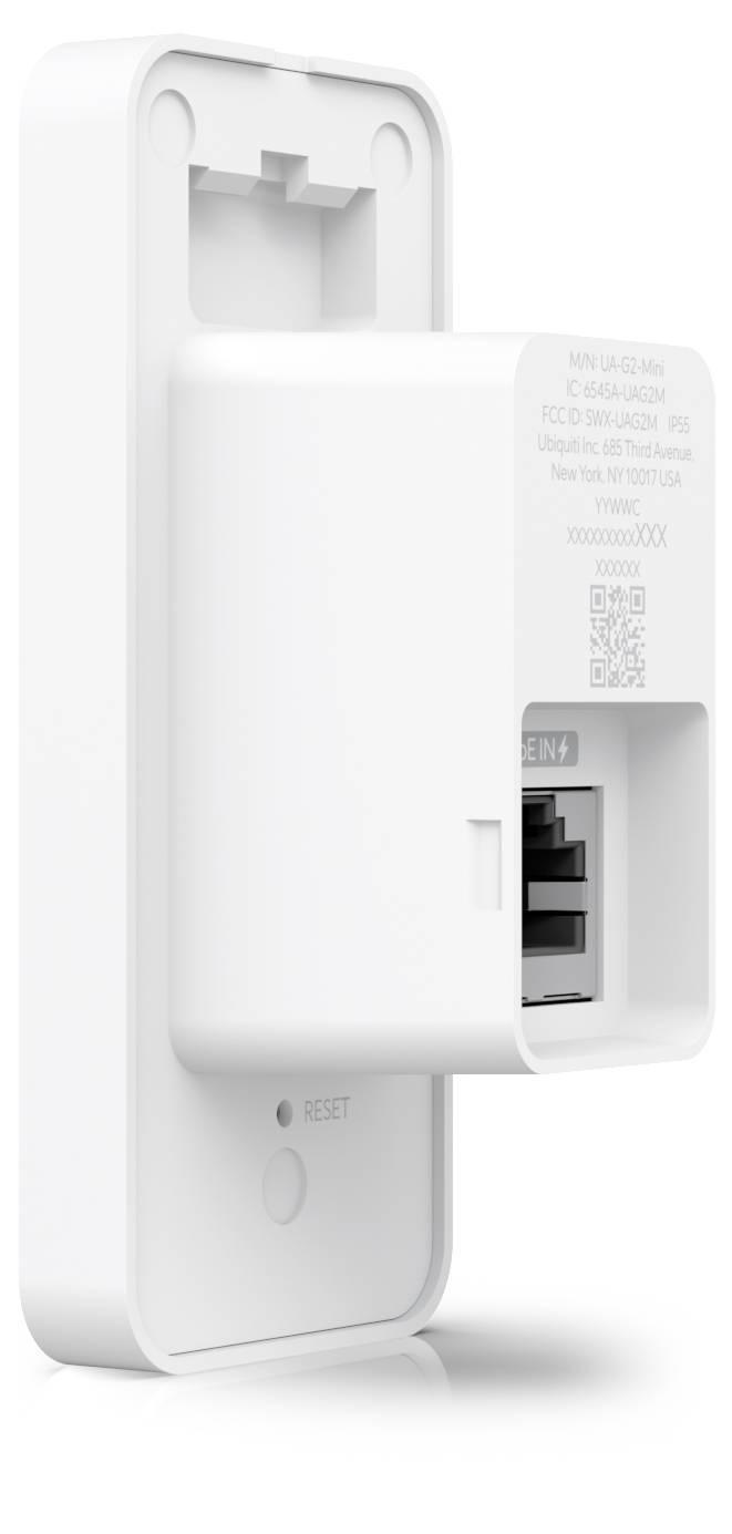 Dispositif réseau blanc monté sur le mur avec un couvercle ouvert, port Ethernet, code QR et bouton de réinitialisation sur un fond uni.