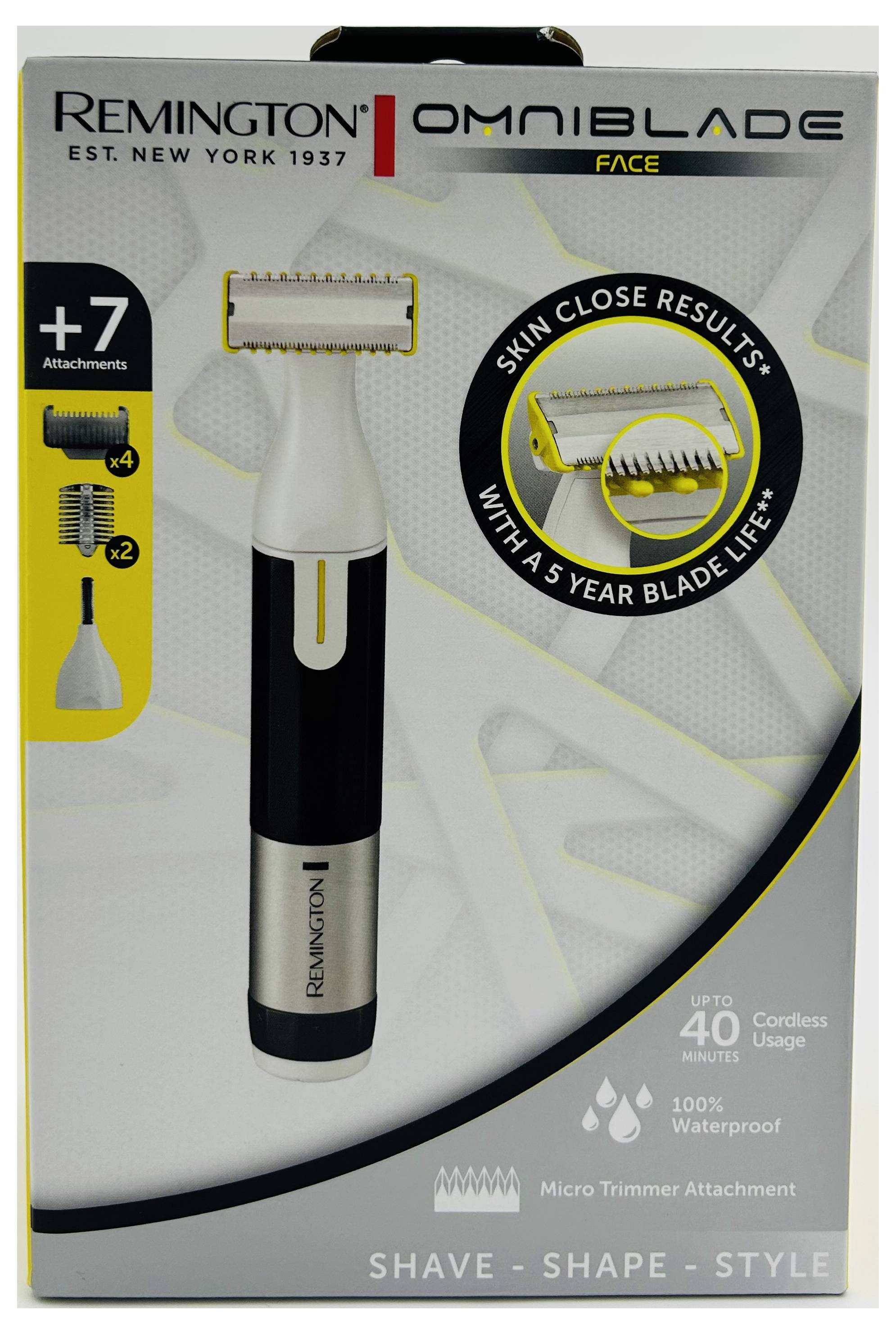 Emballage du rasoir facial Remington OmniBlade, montrant le trimmer et les accessoires ; met en évidence les résultats au ras de la peau, une durée de vie des lames de 5 ans, jusqu'à 40 minutes d'utilisation sans fil, et 100% imperméable.