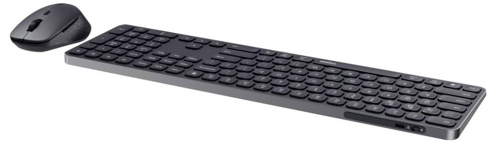 Ensemble de souris sans fil et clavier noir de taille standard sur un fond blanc.