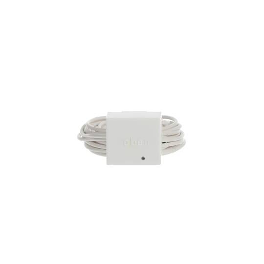 Câble blanc enroulé avec un petit module carré intégré sur un fond blanc.