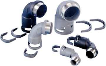Assortiment de raccords de tuyau en coude en métal et colliers de serrage en noir et argent, présentés sur un fond blanc.