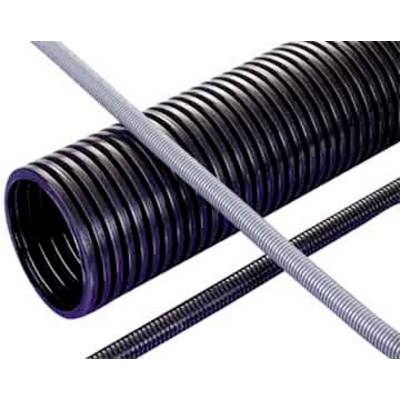 Tuyauterie en plastique noir ondulé avec deux tiges métalliques flexibles croisées dessus sur un fond blanc.
