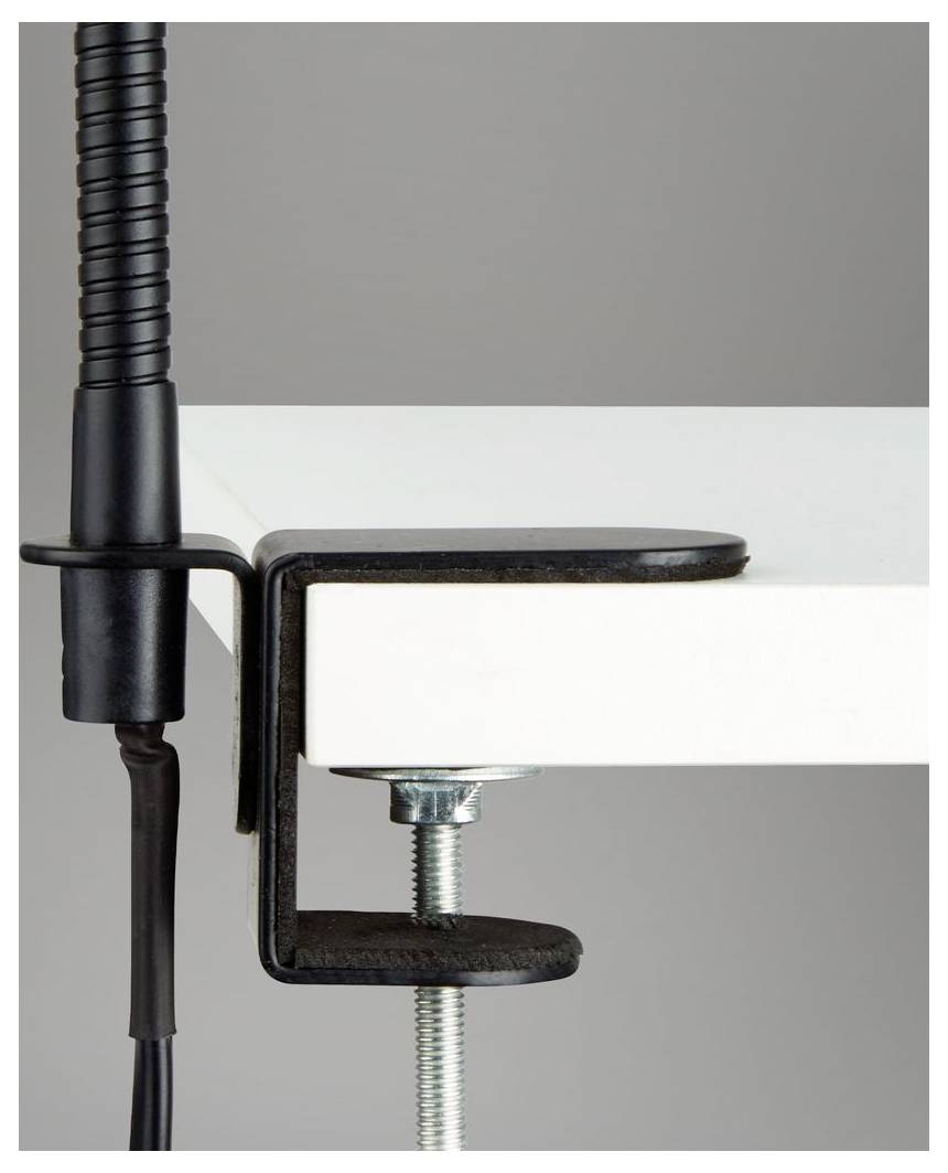 Gros plan d'un serre-joint noir sécurisant un plateau de table ou une étagère blanche, avec un câble ou un tuyau vertical s'étendant à côté.