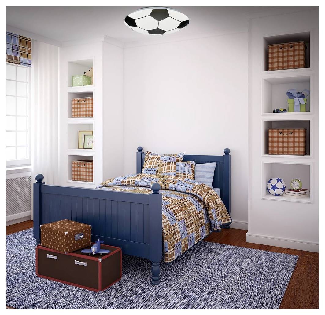 Lit jumeau bleu dans une chambre lumineuse avec décoration thématique de soccer, des étagères intégrées et un coffre de style bagage au pied du lit.