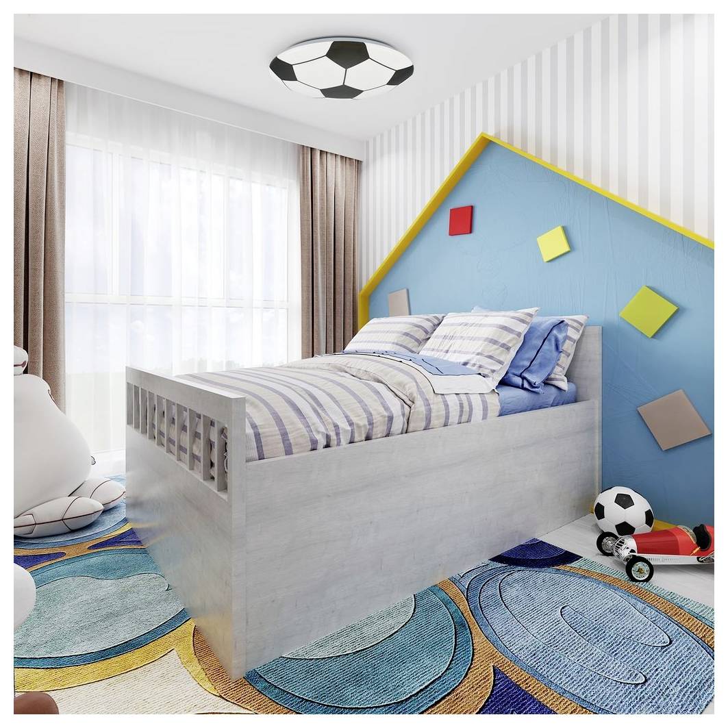 Chambre d'enfant avec un lit à thème de football, un panneau mural en forme de maison bleu, un tapis coloré et des jouets près du lit.