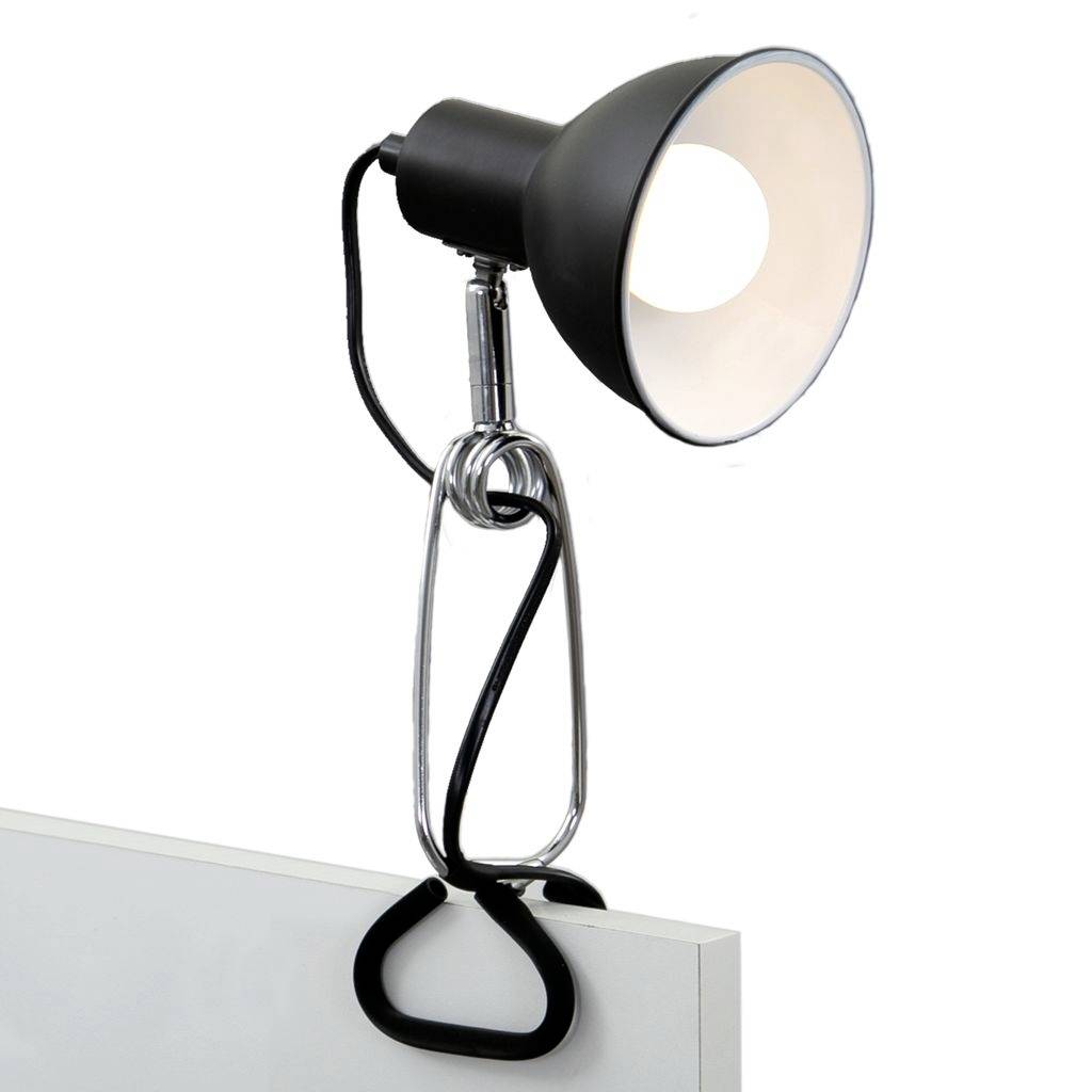 Lampe de bureau noire à pince avec support métallique ajustable, fixée au bord d'une surface et orientée vers le bas.