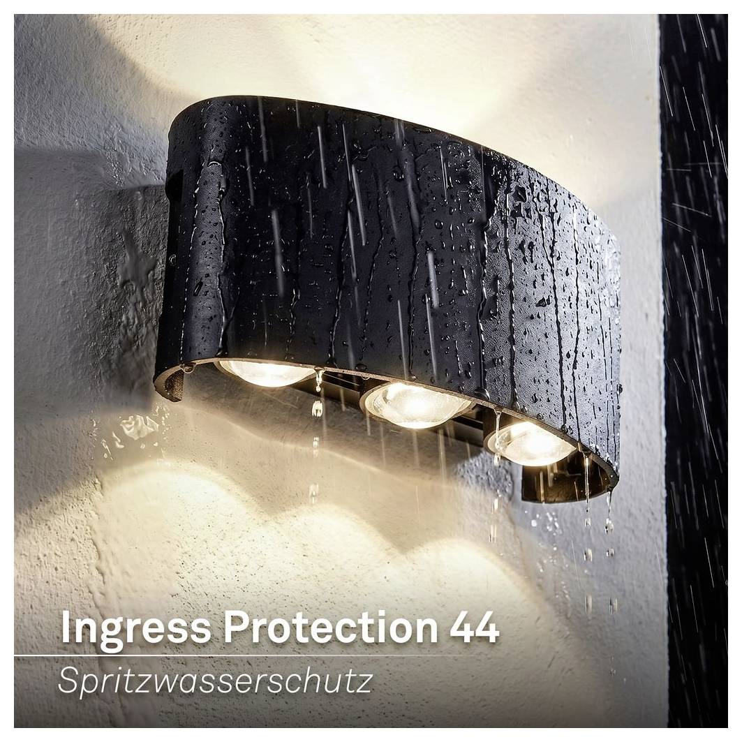 Lampadaire extérieur noir avec trois ampoules, présenté sous une pluie battante pour illustrer la « Protection d'Entrée 44 » et la résistance à l'eau.