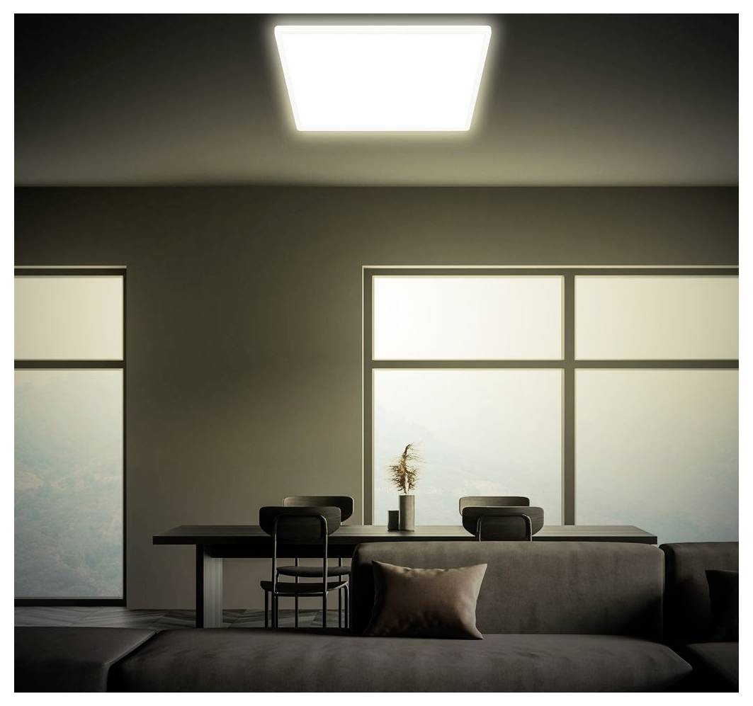 Salon minimaliste moderne avec canapé, table à manger, chaises, grandes fenêtres et un luminaire plafond brillant.