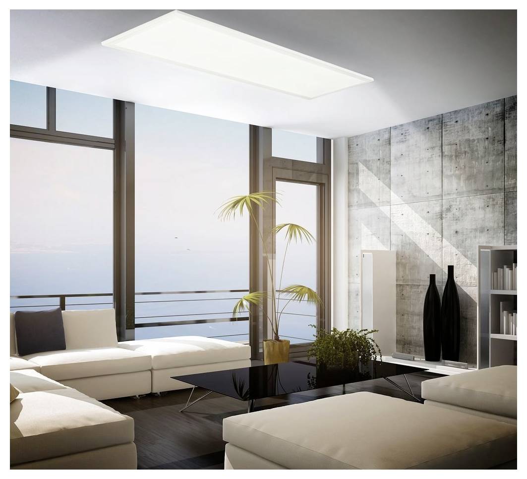 Salon moderne avec canapés sectionnels blancs, table basse en verre, grandes fenêtres, vue sur l'océan, mur d'accent en béton et décoration.