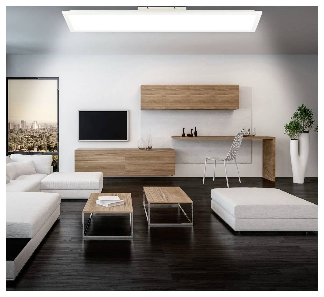 Salon minimaliste moderne avec canapé sectionnel blanc, tables basses en bois, téléviseur mural, étagères flottantes en bois, espace de travail et une plante en pot.
