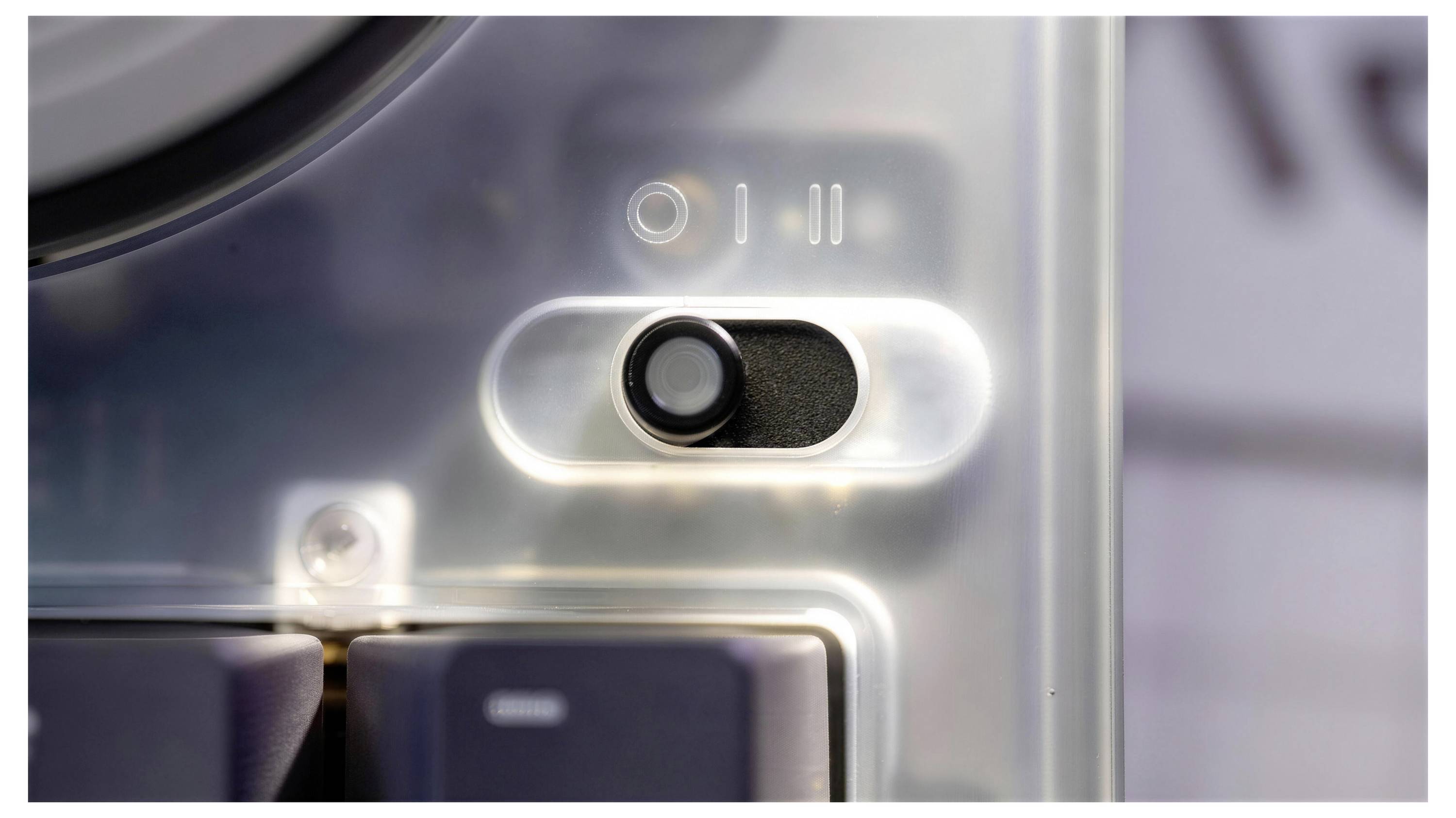 Gros plan d'un panneau de commande d'appareil en acier inoxydable avec un bouton sélecteur rond et trois icônes de mode au-dessus.