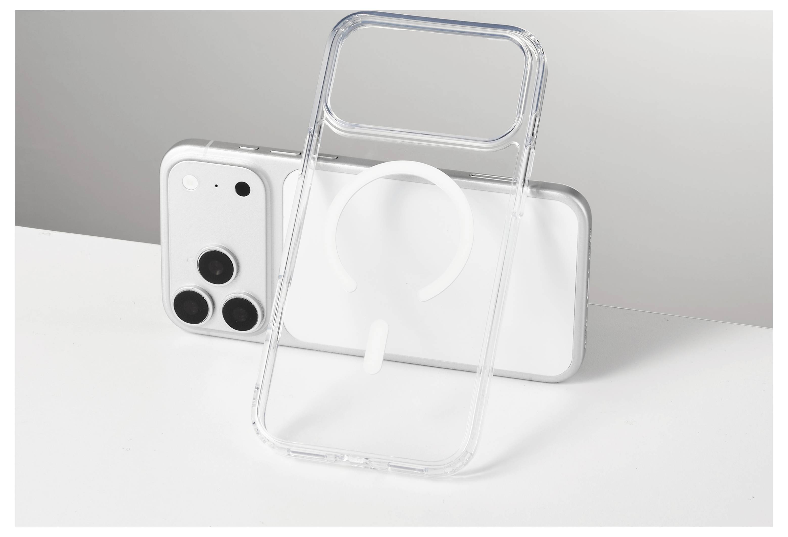 Étuis de smartphone transparents affichés devant un iPhone blanc, montrant l'alignement de charge circulaire de style MagSafe