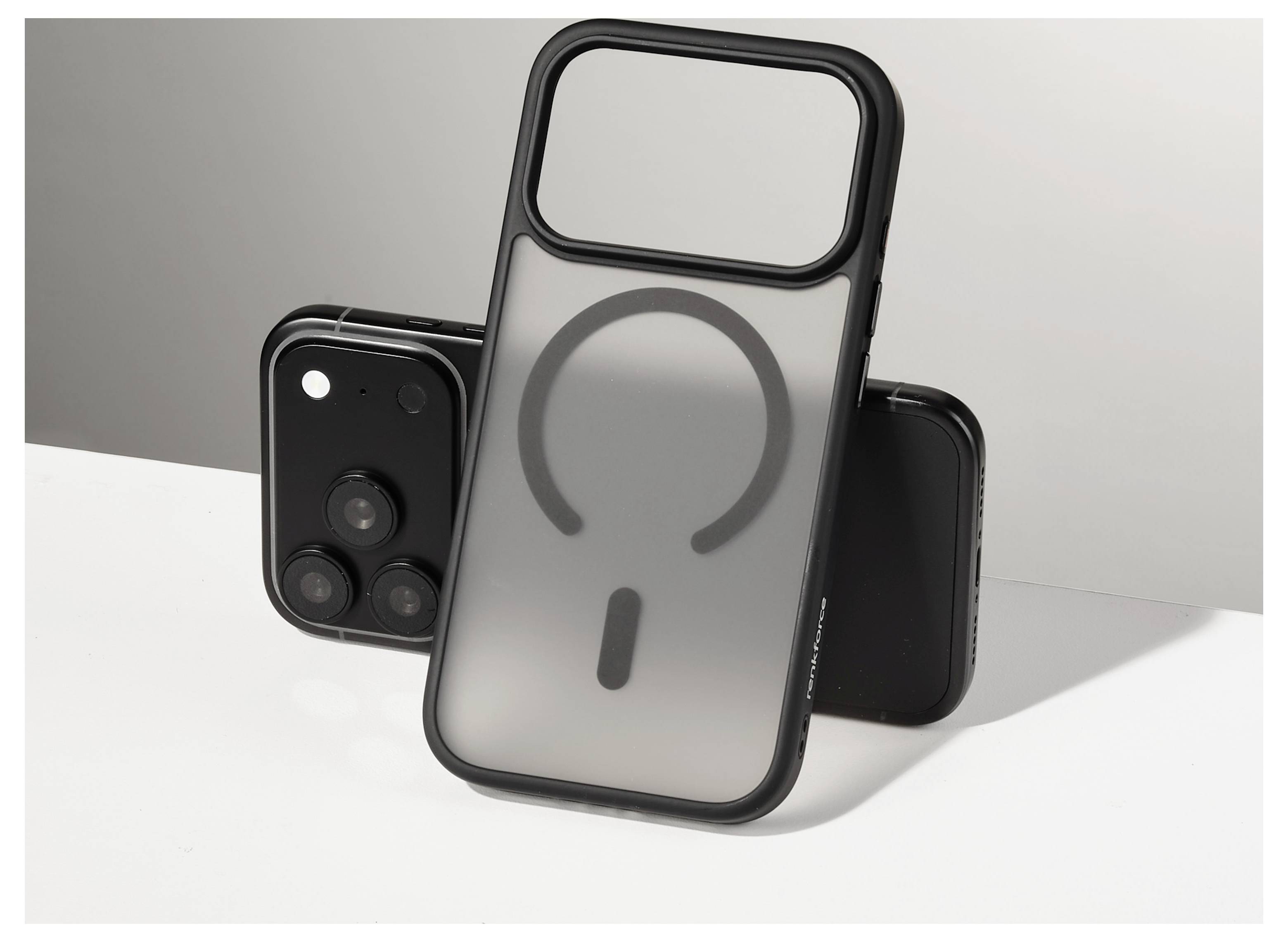 Trois étuis pour smartphone affichés sur une surface blanche, avec l'étui avant montrant un grand anneau de style MagSafe et une découpe pour la barre de caméra.
