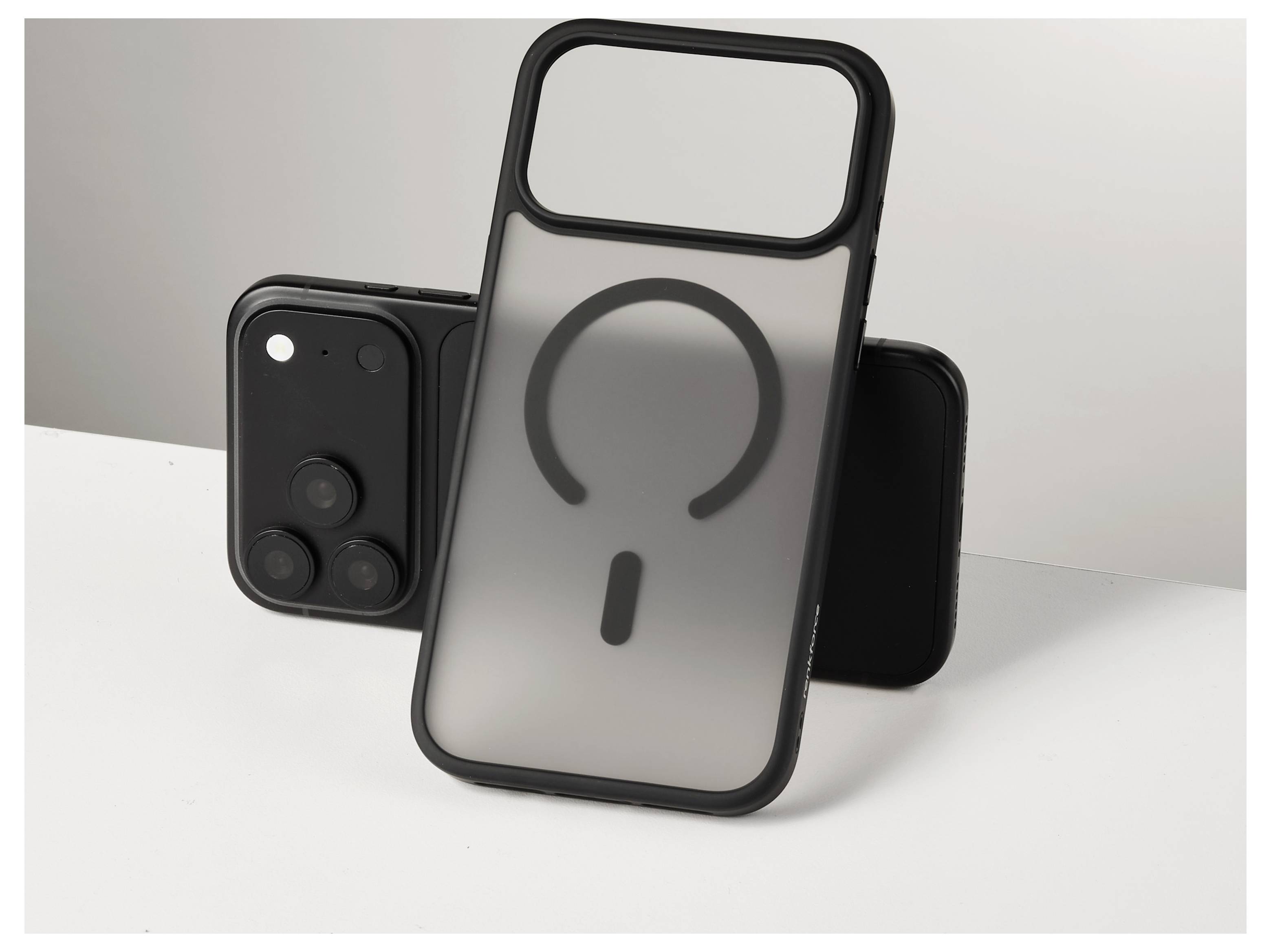 Deux smartphones, l'un montrant l'arrière avec des caméras triples et l'autre avec un étui givré présentant un symbole d'alimentation, affichés sur une surface blanche.