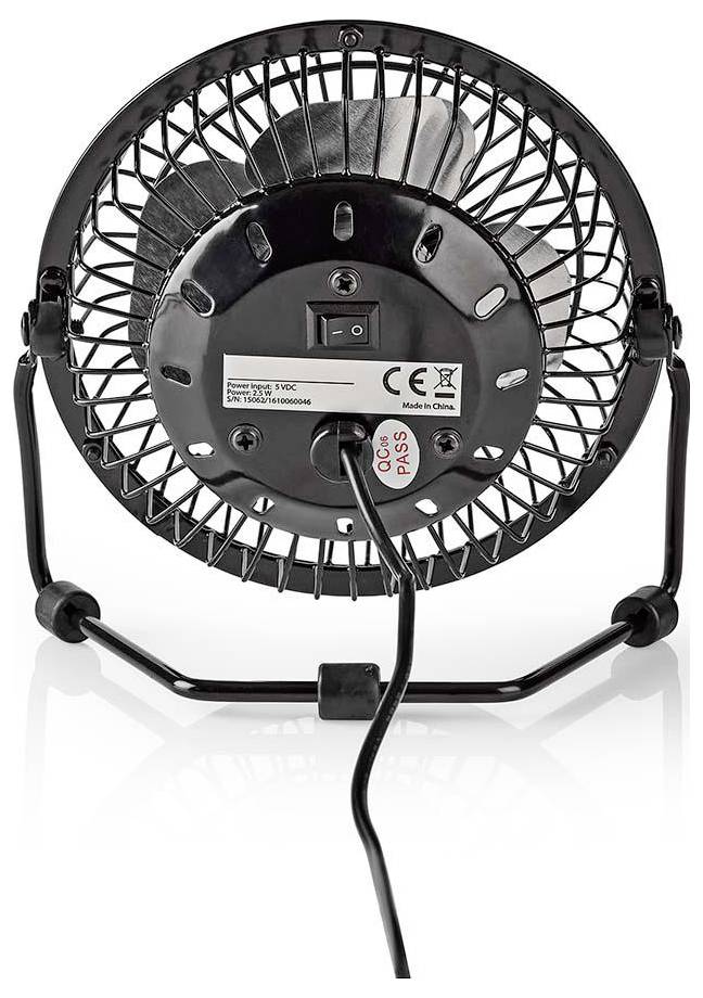 Petit ventilateur de bureau noir montré de l'arrière, avec grille de protection en treillis métallique, cordon d'alimentation, interrupteur et support sur un fond blanc.