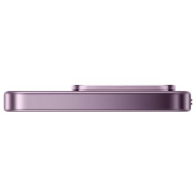 Vue latérale d'un smartphone finement taillé de couleur or rose avec des bords arrondis et un module de caméra arrière proéminent.