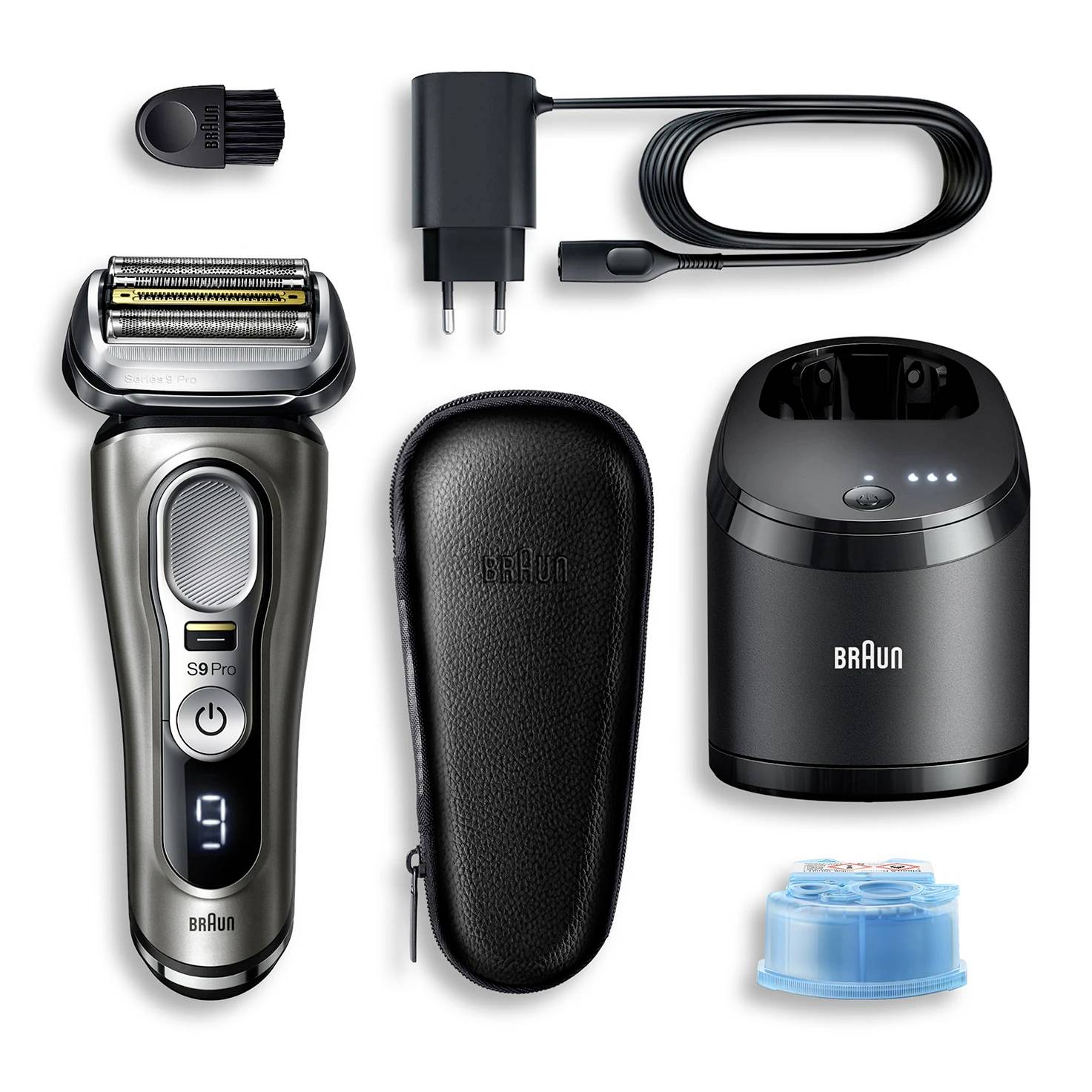 Kit de rasoir électrique Braun avec rasoir, station de nettoyage, câble de charge, brosse de nettoyage, étui et cartouche présenté sur fond blanc.