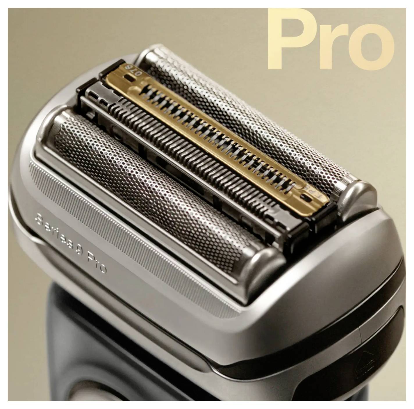Gros plan de la tête d'un rasoir électrique Braun Series 9 Pro avec des lames à grille, étiqueté « Pro ».