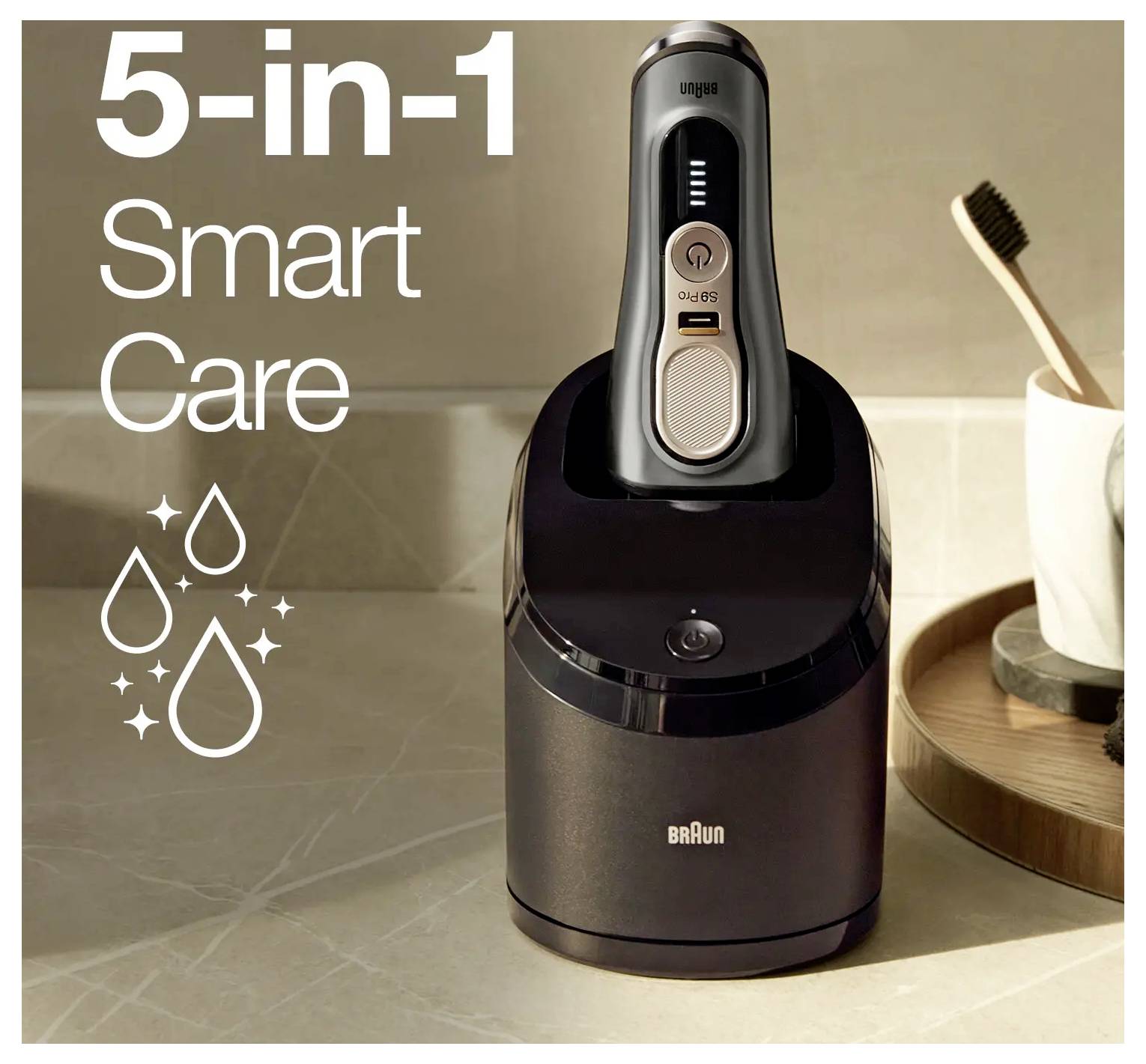 Station de nettoyage et de recharge Braun 5-in-1 Smart Care affichée dans un environnement de salle de bain, avec le texte « 5-in-1 Smart Care » et des icônes de gouttes d'eau.