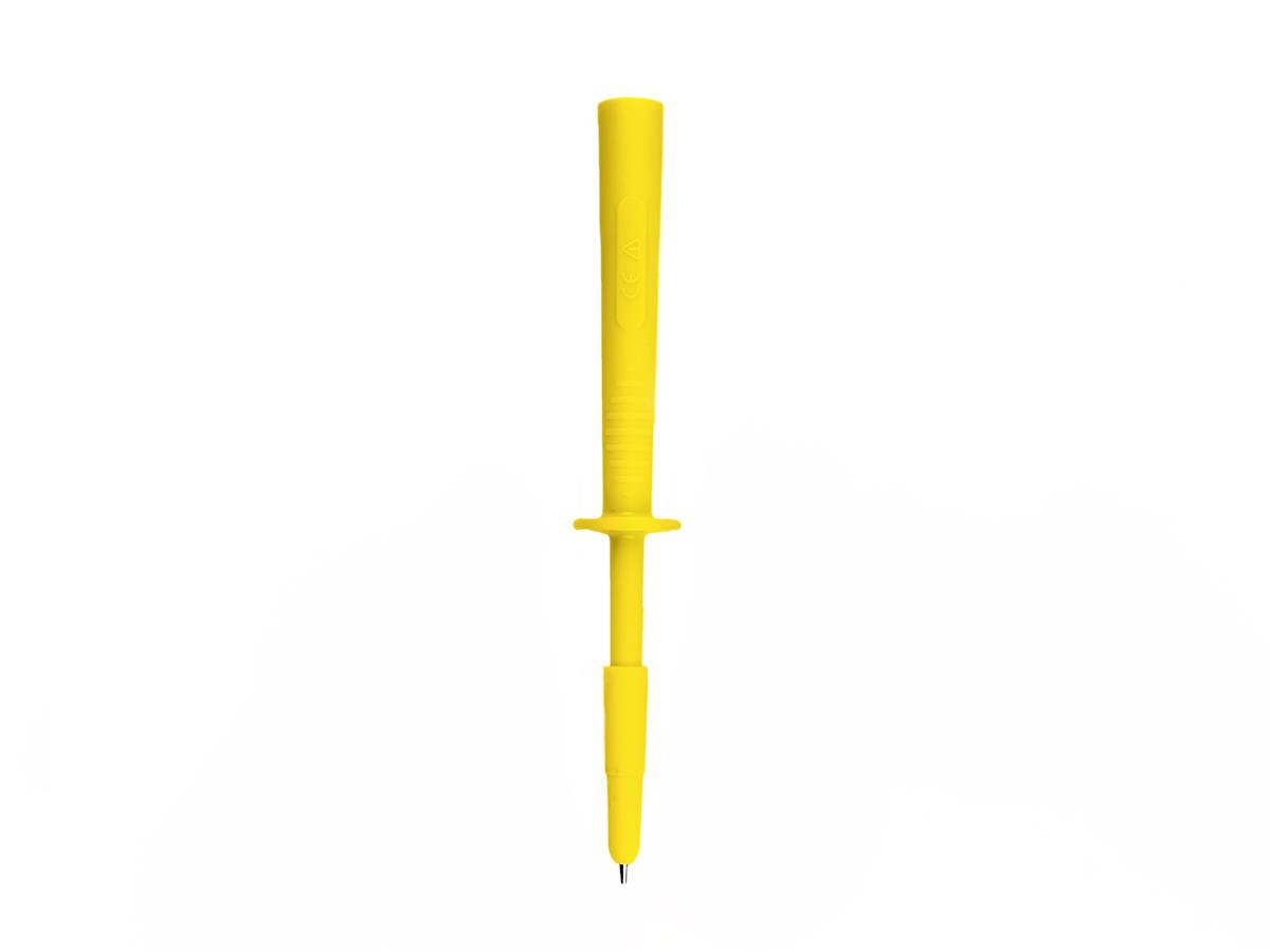 Sonde de test jaune ou tournevis isolé avec pointe métallique sur fond blanc.
