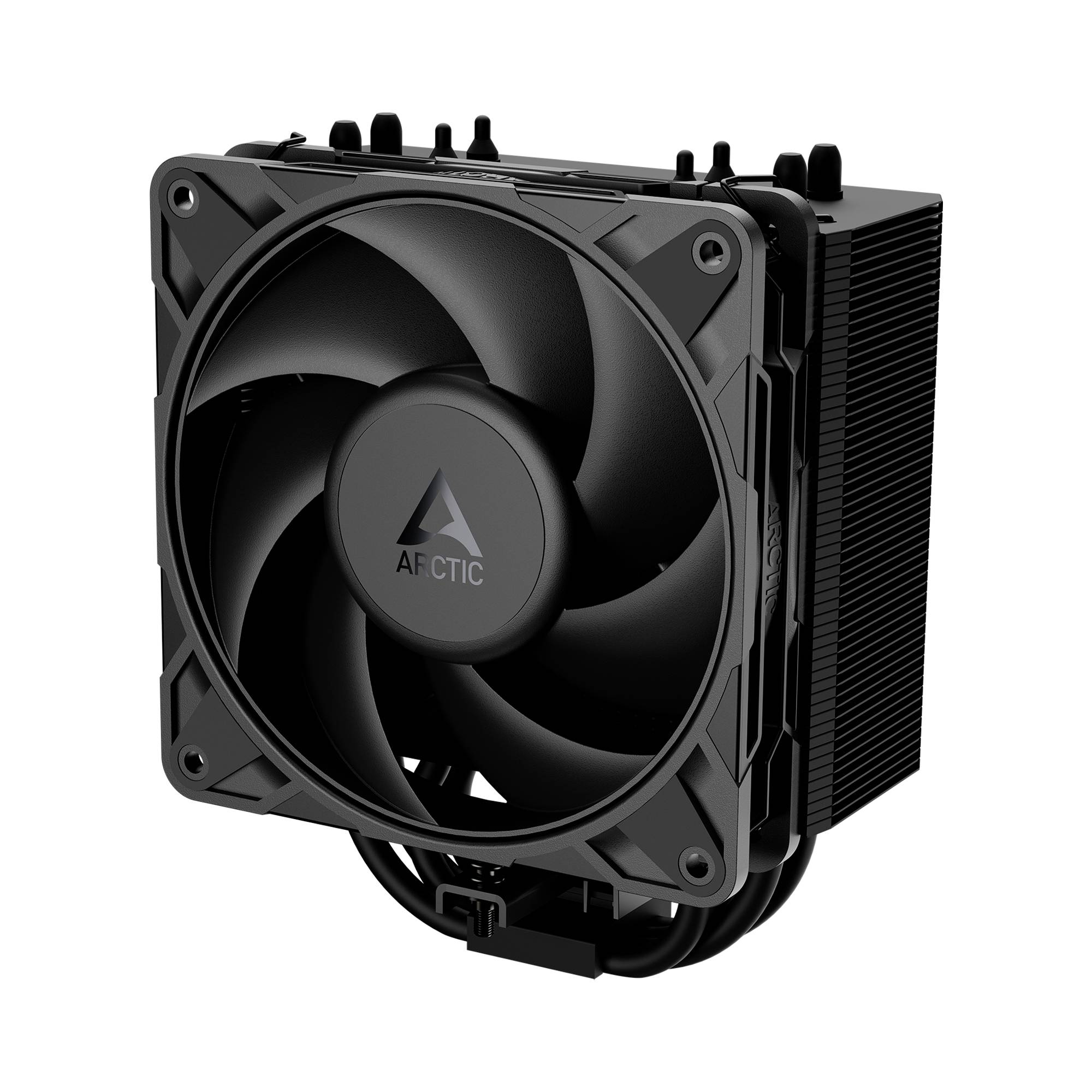 Refroidisseur de processeur ARCTIC noir avec un grand ventilateur avant et des ailettes de dissipation thermique, présenté sur un fond blanc.