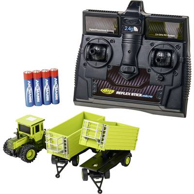 Ensemble de tracteur et remorque télécommandés avec émetteur et quatre piles AA.