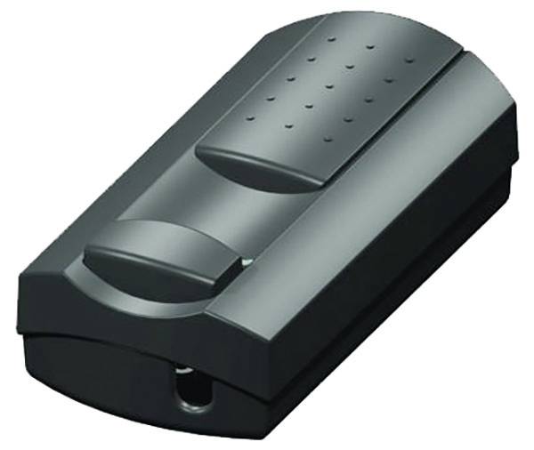 Pédale de pied noire avec deux boutons texturés sur un boîtier en plastique rectangulaire.