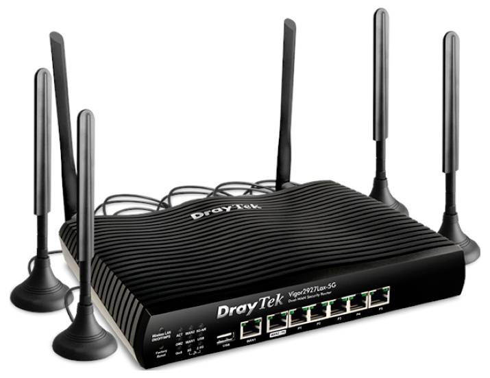 Routeur DrayTek noir avec six antennes externes et ports Ethernet frontaux, présenté sur un fond blanc.
