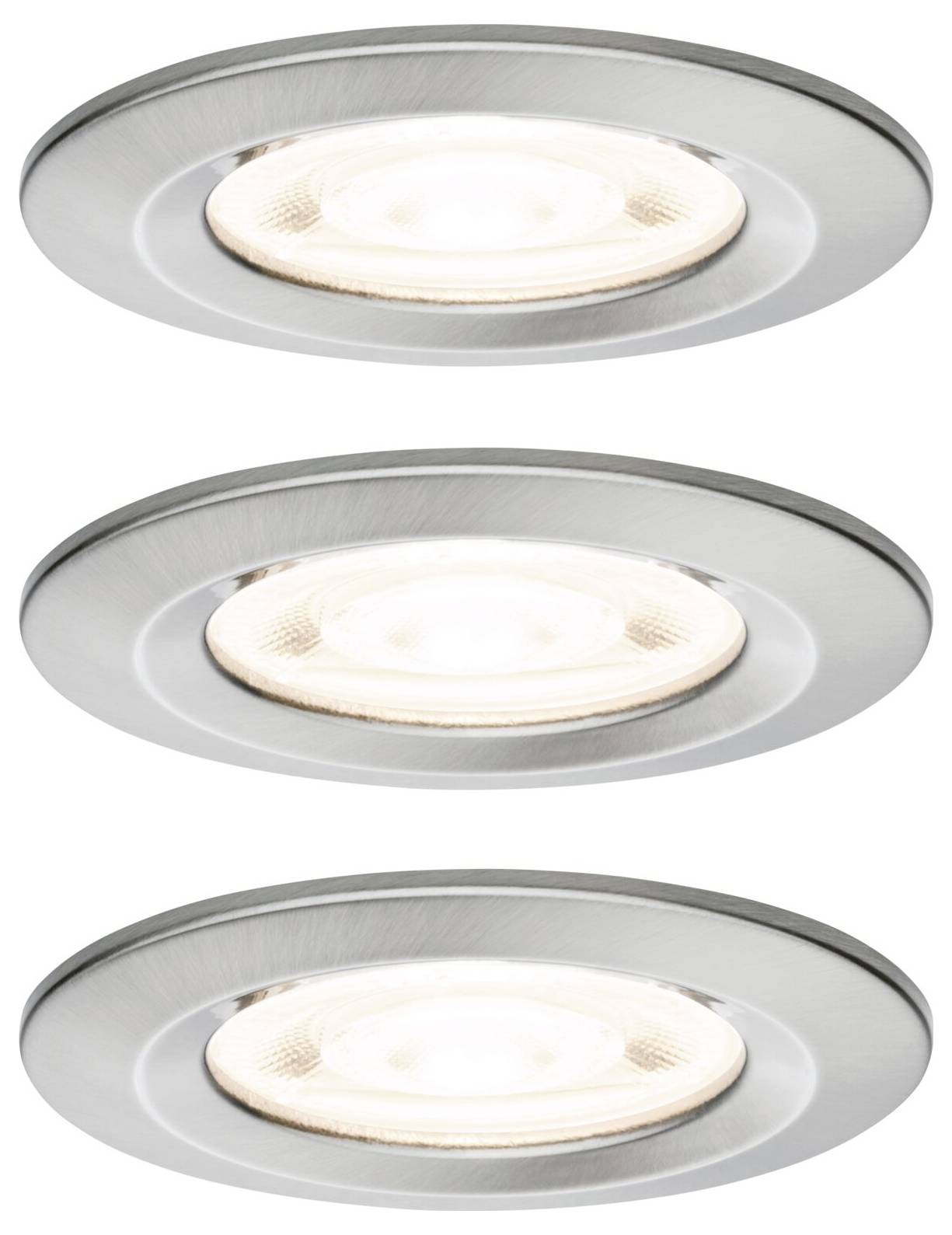 Trois luminaires de plafond encastrés ronds en argent brossé disposés verticalement, chacun avec une ampoule centrale allumée sur un fond blanc.