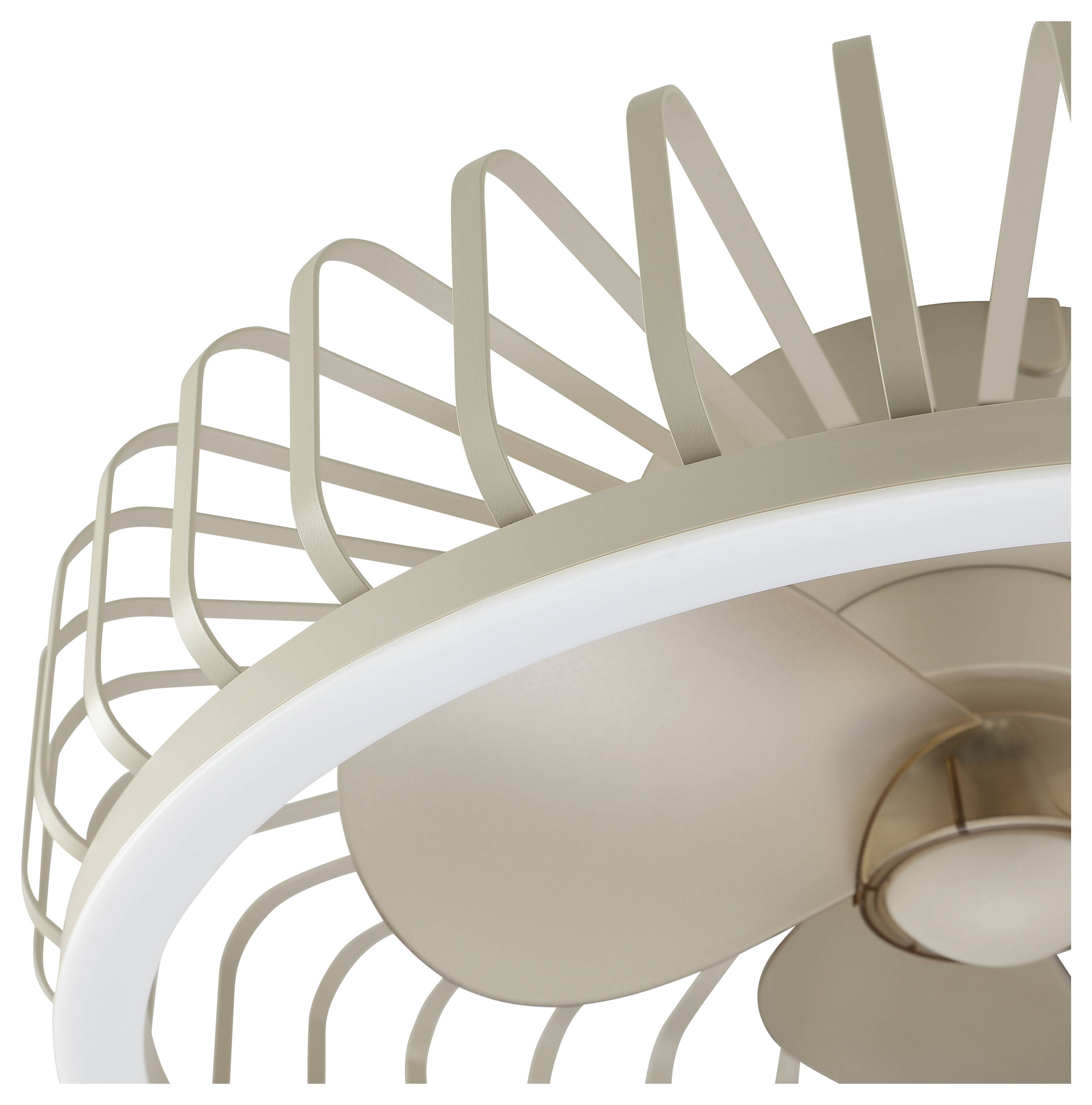 Gros plan d'un ventilateur de plafond moderne de couleur beige aux pales courbes et anneau lumineux intégré vu d'en bas.