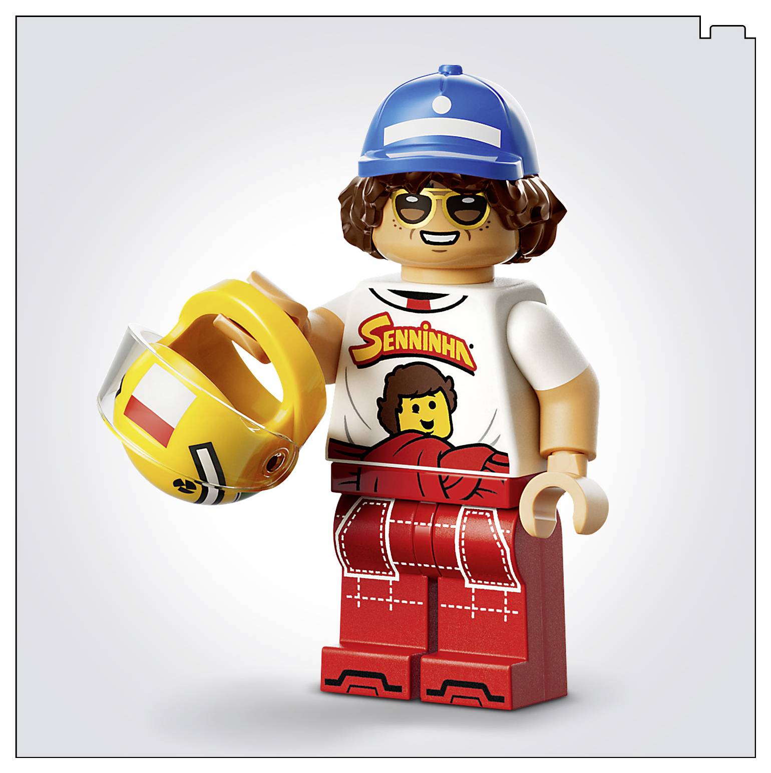 Minifigure de style LEGO portant un casque bleu, des lunettes de soleil et un t-shirt « SENNINN » tient un casque jaune sur un fond blanc uni.