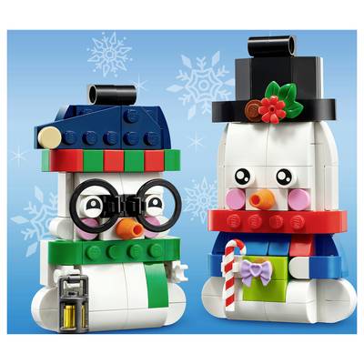 Deux figurines de bonhomme de neige LEGO, l'une avec des lunettes et une lanterne, l'autre avec un haut-de-forme et une canne en bonbon, posées sur un fond bleu enneigé.