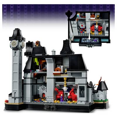 Modèle de maison hantée LEGO avec une tour d'horloge et des pièces intérieures ouvertes ; l'encadré montre une pièce du dernier étage avec des minifigurines et un panneau de plancher caché.