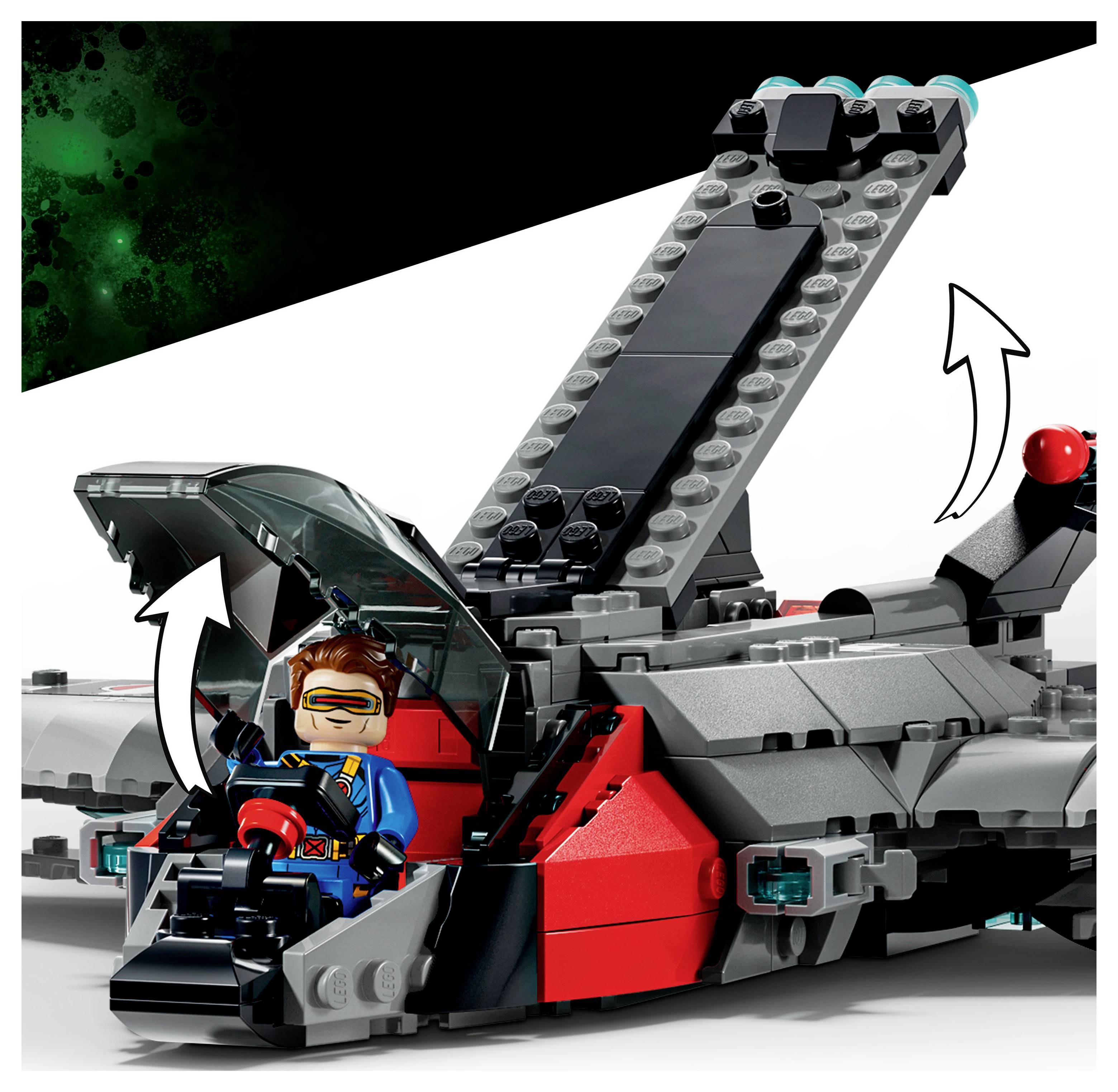 Véhicule sci-fi de style LEGO avec un pilote dans le cockpit, la verrière ouverte et l'écoutille arrière levée, présenté avec des flèches indiquant l'ouverture et la fermeture.