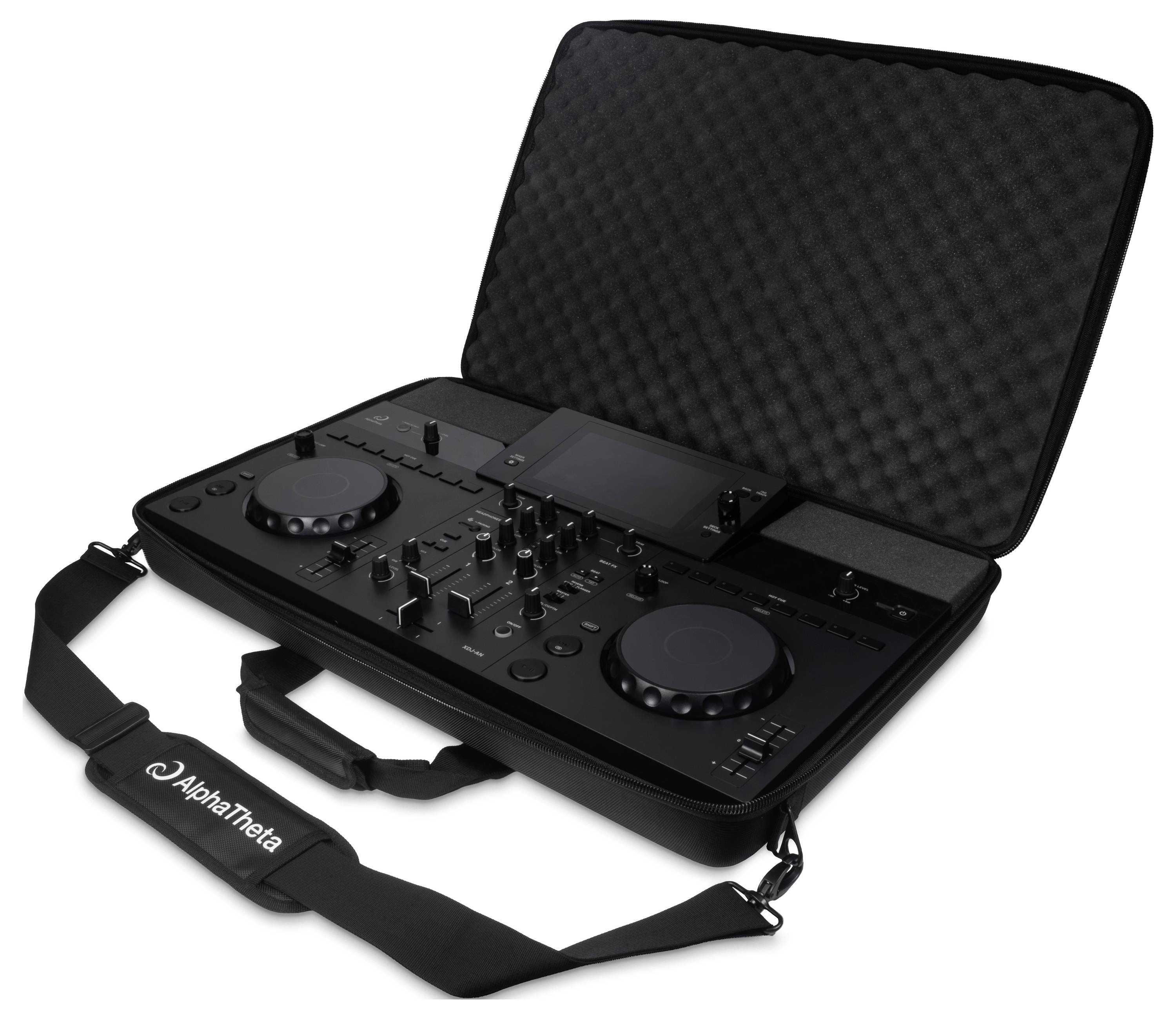 Contrôleur DJ portable dans une housse de transport rembourrée avec sangle d'épaule, montré ouvert sur un fond blanc.