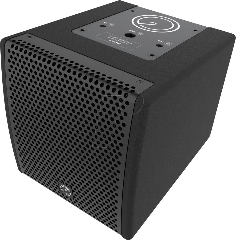 Cube de haut-parleur/caisson de basses noir avec grille avant perforée et panneau de contrôle supérieur sur fond blanc.