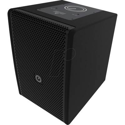 Enceinte de haut-parleur perforée noire ou caisson de graves présenté en vue trois-quarts sur fond blanc.