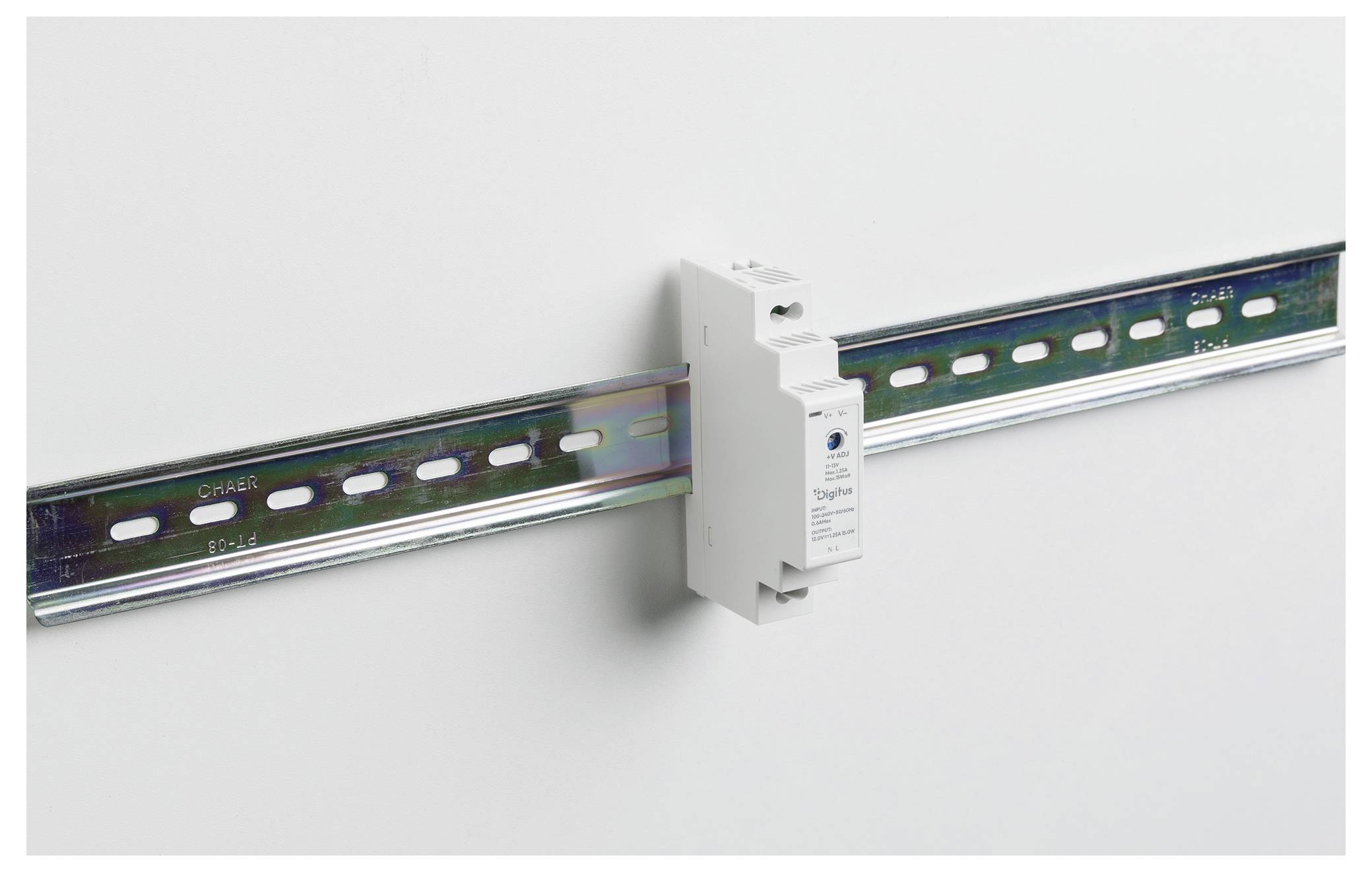 Rail DIN avec un module électrique blanc Schneider Electric clippé dessus, présenté sur un fond clair uni.