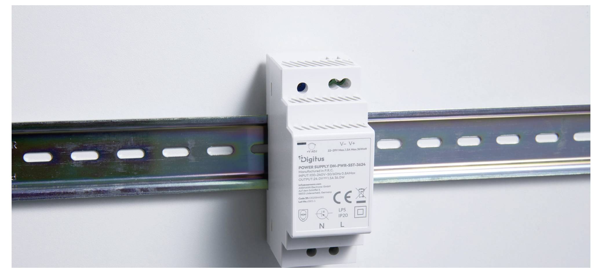 Un appareil électrique blanc monté sur rail DIN étiqueté « iDighus » fixé à un rail métallique, présenté sur un fond neutre.