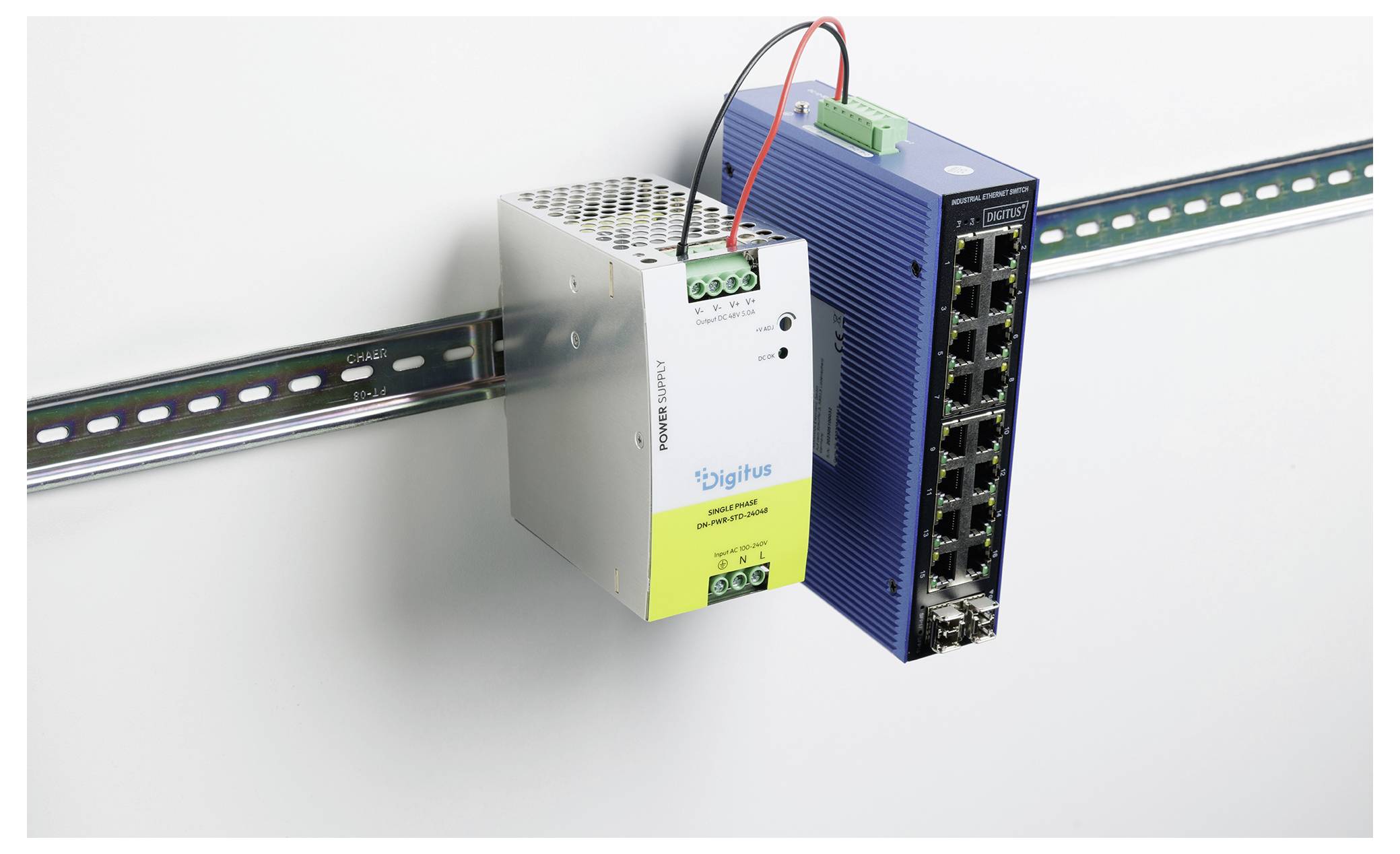 Contrôleur Ethernet industriel et commutateur montés sur rails DIN avec les fils d'alimentation et de signal connectés.