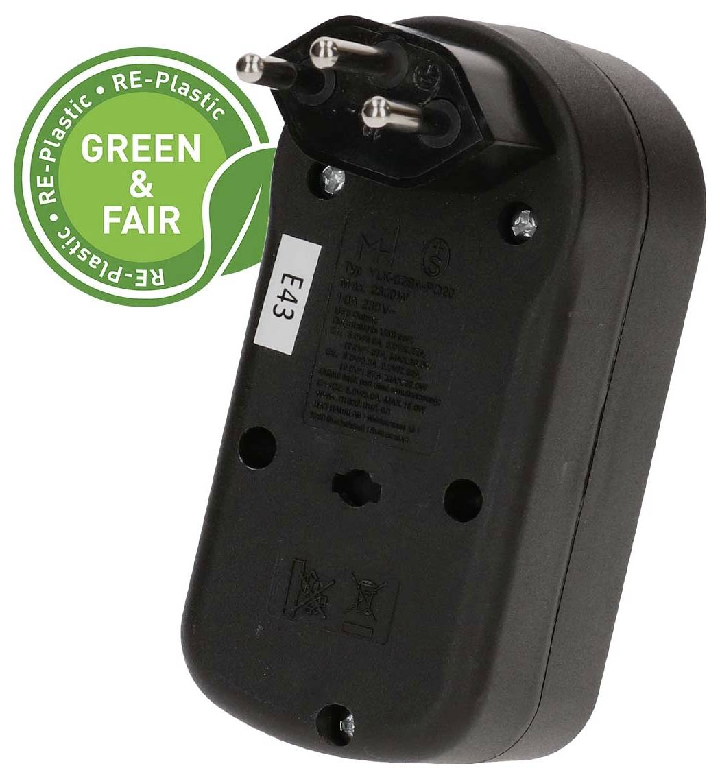 Adaptateur d'alimentation noir à brancher avec trois broches rondes et une étiquette E43, présenté à côté d'un badge vert « GREEN & FAIR » en plastique recyclé.