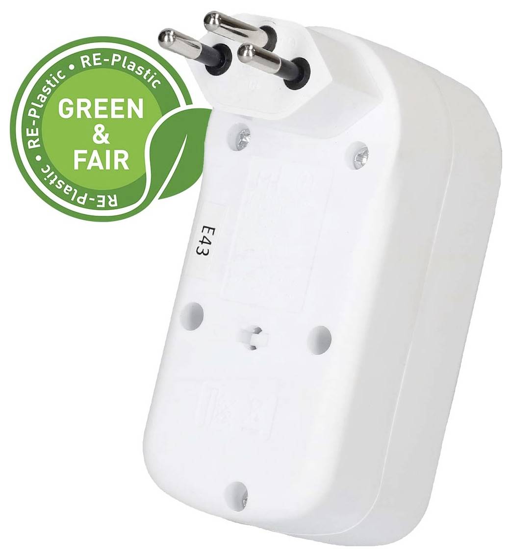 Adaptateur de prise britannique blanc étiqueté E43 avec un badge de certification écologique « GREEN & FAIR » en plastique recyclé vert.