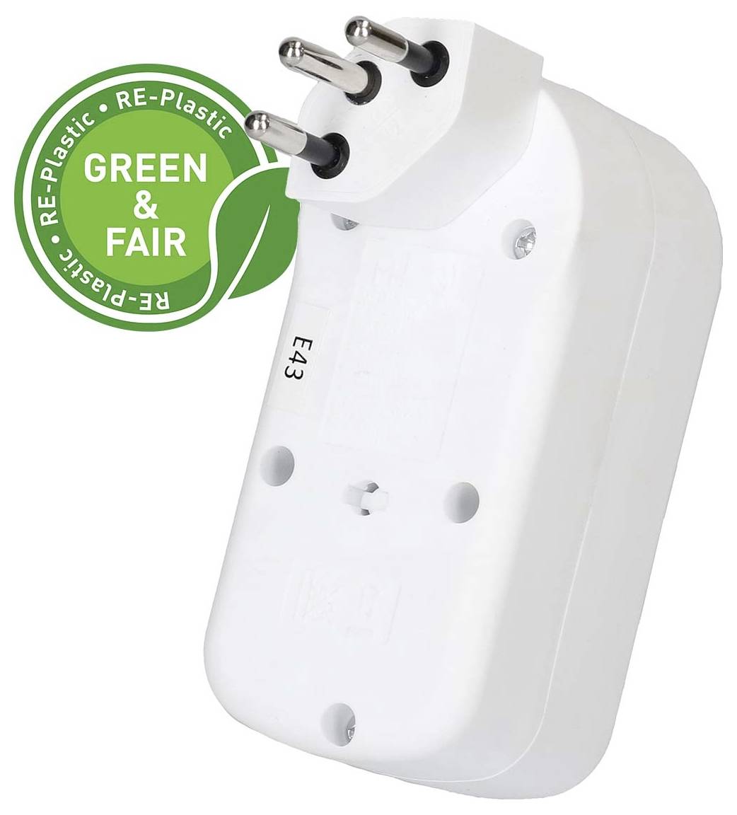 Adaptateur de prise électrique blanc à trois broches étiqueté E43 avec badge écologique « Green & Fair » Re-Plastic vert.