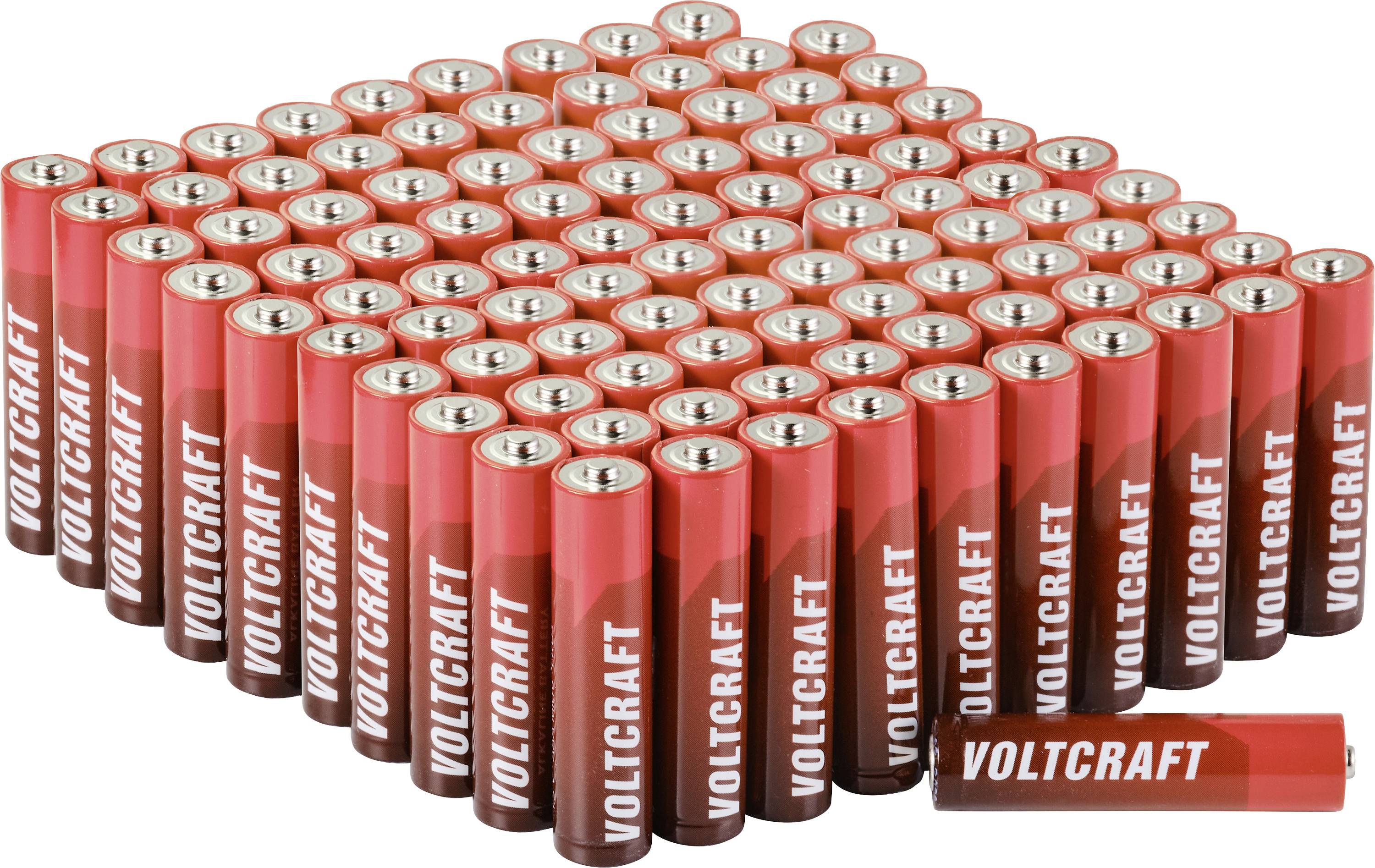 Une grande pile de piles Voltcraft AA rouges disposées en pyramide, avec une pile allongée horizontalement à l'avant.