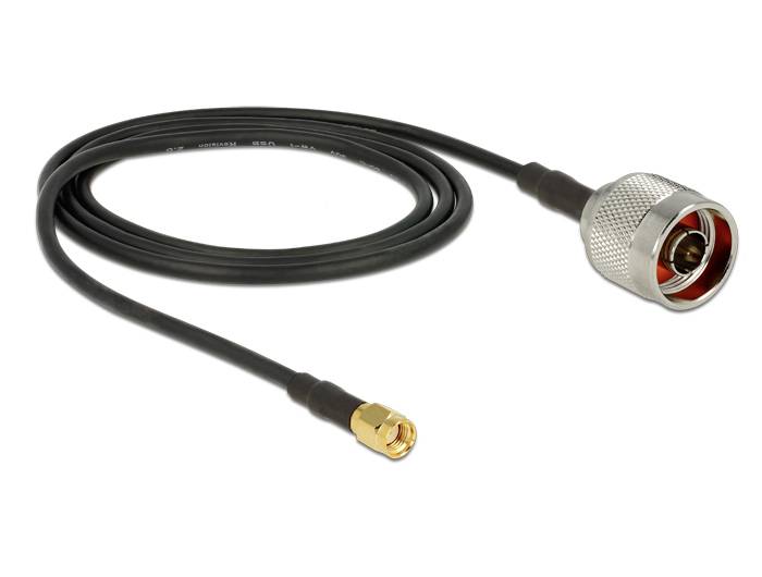 Câble coaxial noir enroulé avec un grand connecteur argenté à une extrémité et un petit connecteur doré à l'autre.
